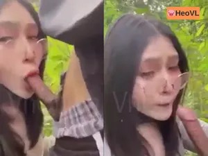 đi dã ngoại tiện địt ghệ ở trong rừng