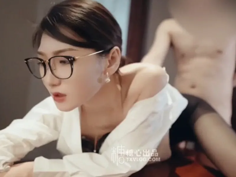 Vào phòng riêng được cấp trên nữ dam dang liếm củ khoải cho