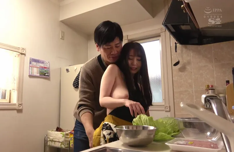 Nghi ngờ vợ yêu lén lút, chồng lén lắp camera và chứng kiến tất cả