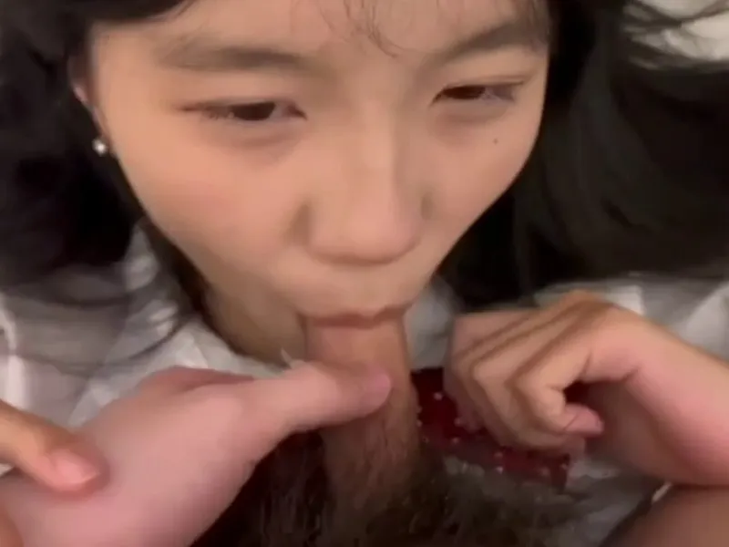Em loli dễ thương liếm cặc biến em thành con đào nứng lồn p2